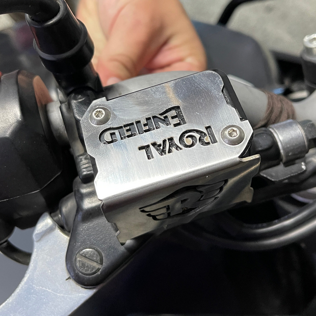 PROTECTOR DE BOMBA O DEPOSITO DE LIQUIDO DE FRENO DELANTERO EN ACERO ROYAL ENFIELD HIMALAYAN/SCRAM 411