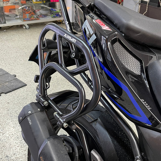 PORTA ALFORJAS ARMO TVS APACHE 200
