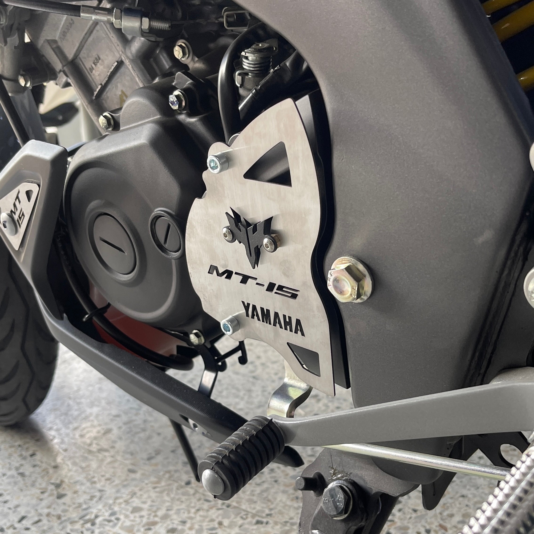 PROTECTOR TAPA PIÑON EN ACERO YAMAHA MT-15