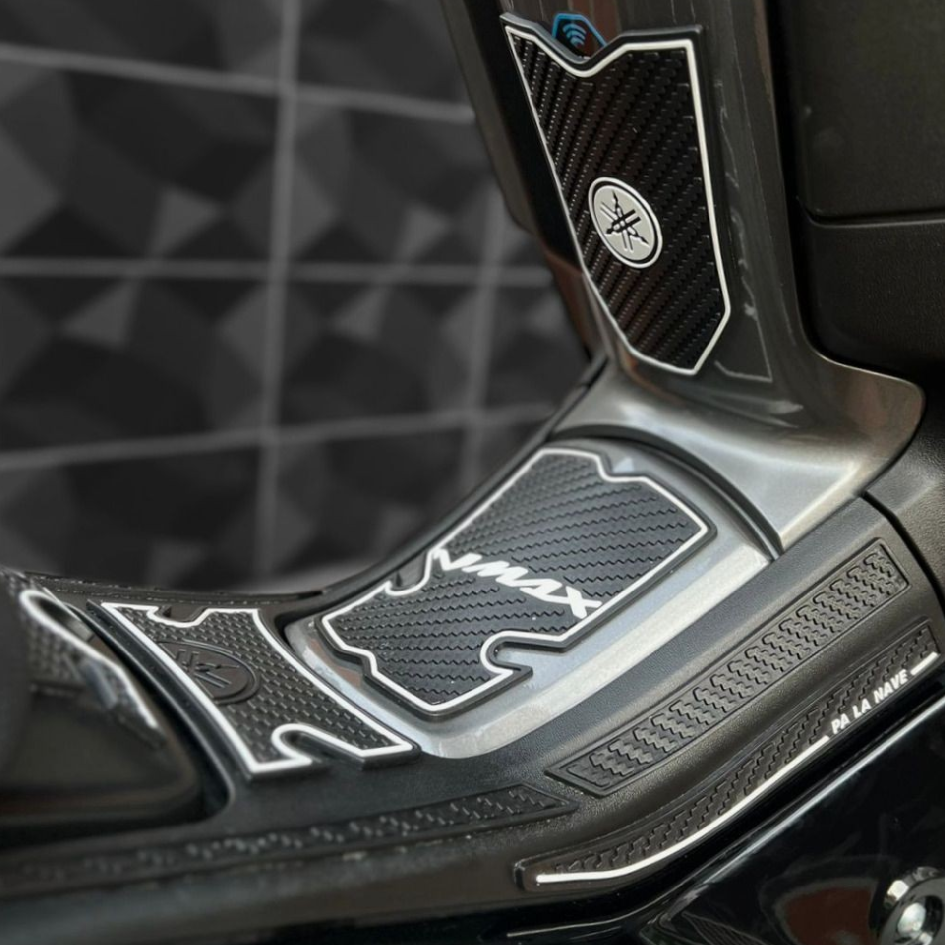 STOMPGRIPS - PROTECTORES DE TANQUE IRONGRIP YAMAHA NMAX V3