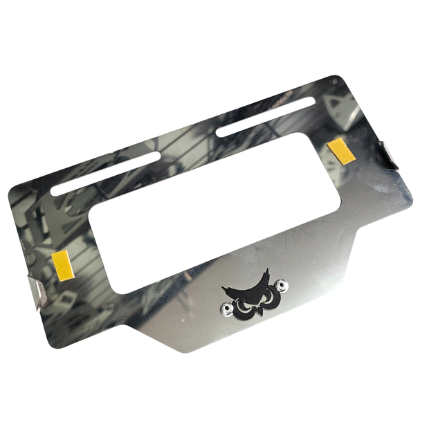 PORTA PLACA EN ACERO LOGO BUHO