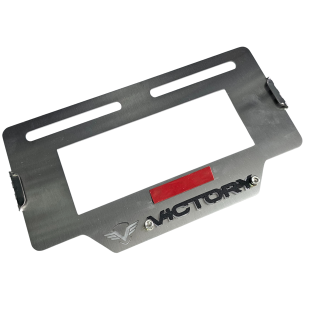 PORTA PLACA EN ACERO VICTORY