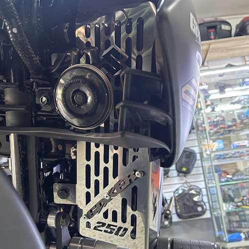 PROTECTOR DE RADIADOR EN ACERO SUZUKI GIXXER 250 FI - GIXXER 250 SF