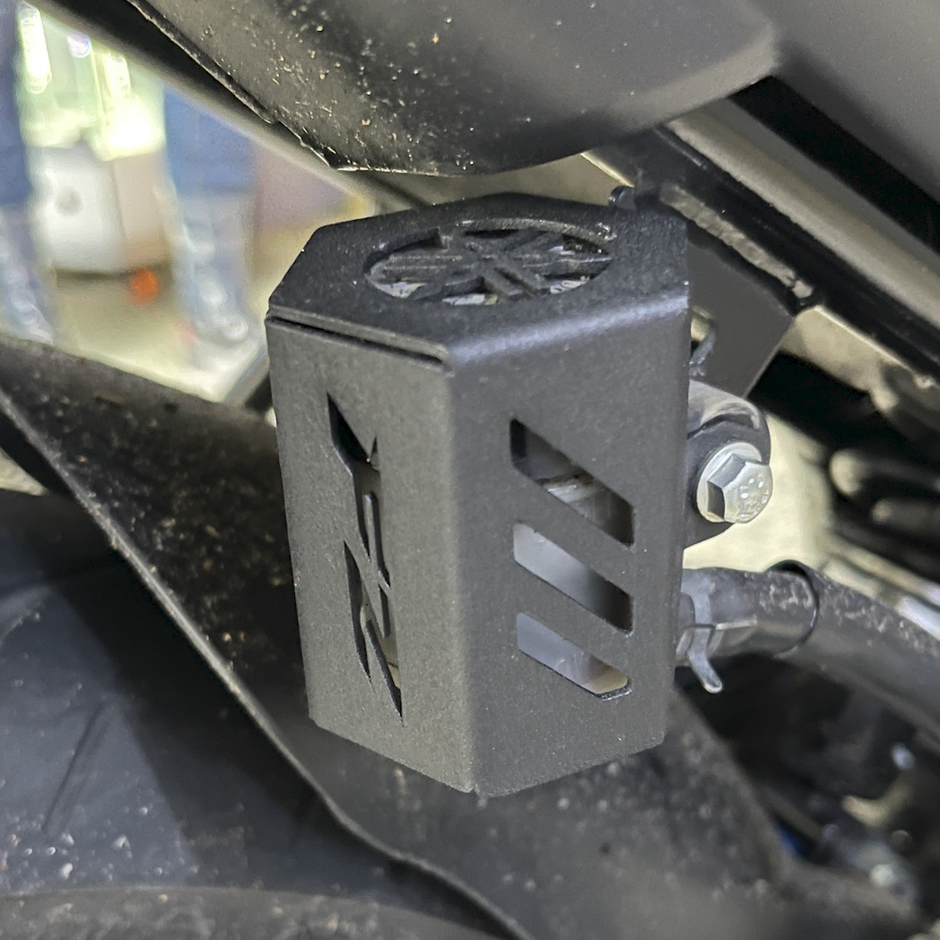 PROTECTOR DE BOMBA O DEPOSITO DE LIQUIDO DE FRENO TRASERO EN ACERO YAMAHA FZ25 ABS (REDONDO)