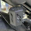 PROTECTOR DE BOMBA O DEPOSITO DE LIQUIDO DE FRENO TRASERO EN ACERO YAMAHA FZ25 ABS (REDONDO)