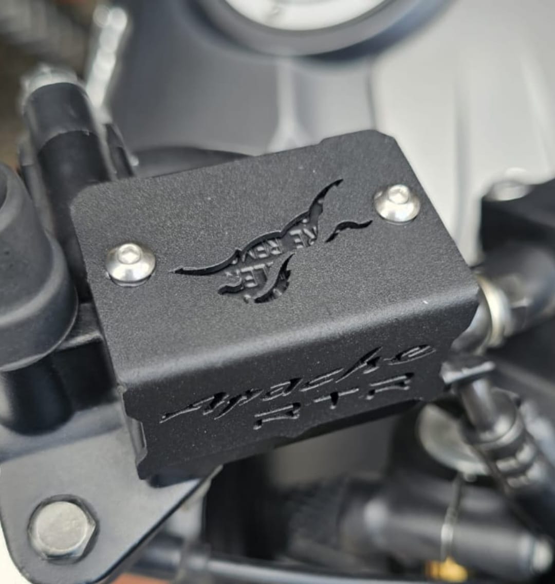 PROTECTOR DE BOMBA O DEPOSITO DE LIQUIDO DE FRENO DELANTERO EN ACERO TVS APACHE 160/180 2V - TVS APACHE 160/200 4V