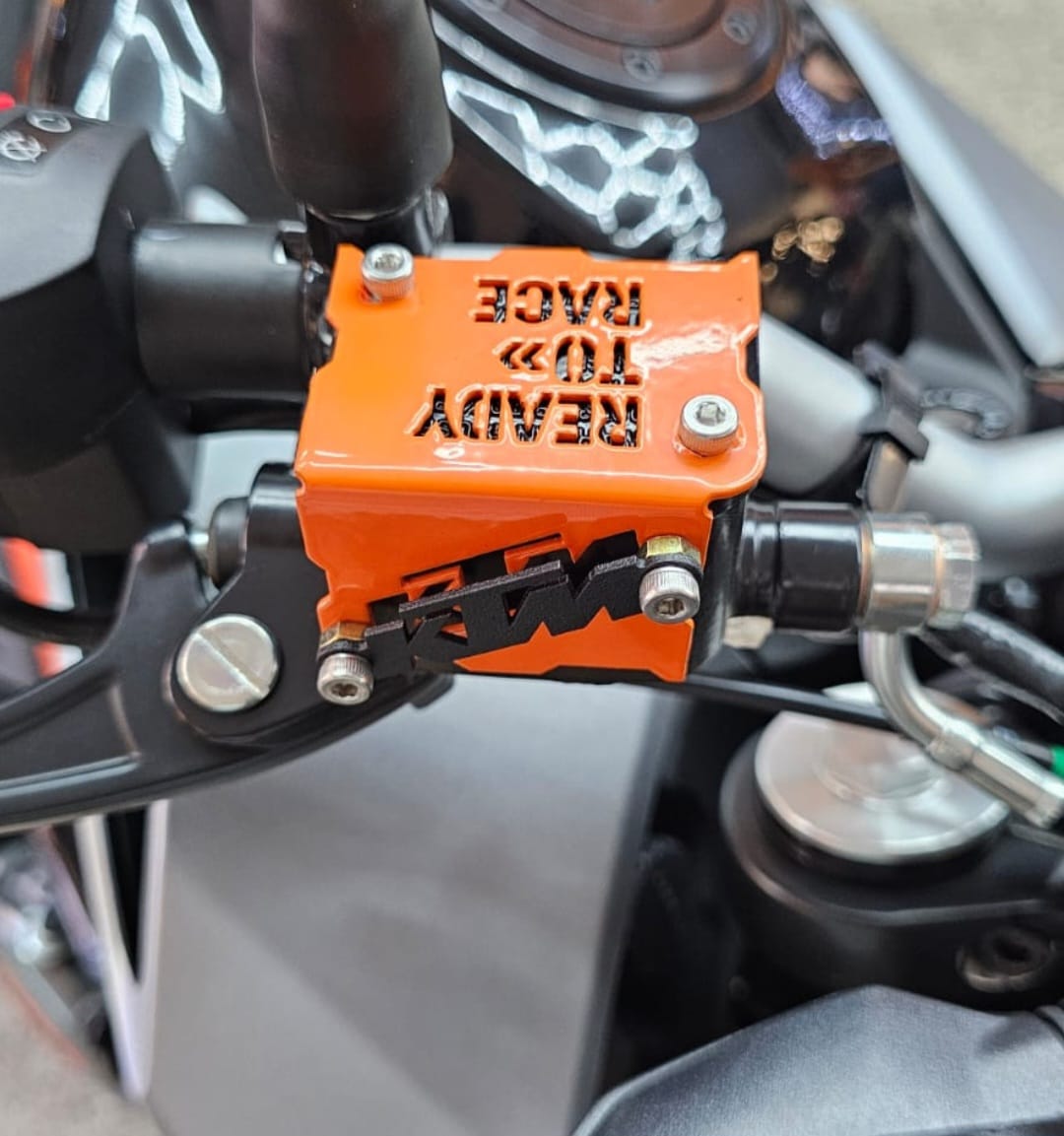 PROTECTOR DE BOMBA O DEPOSITO DE LIQUIDO DE FRENO DELANTERO EN ACERO KTM DUKE 200/390 G1 - KTM DUKE 200/250/390 NG - KTM DUKE 200/250/390 G3