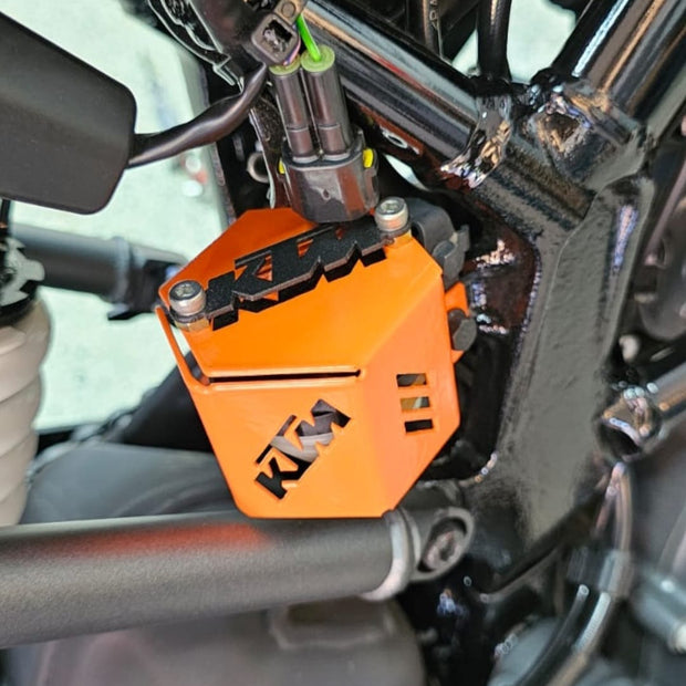 PROTECTOR DE BOMBA O DEPOSITO DE LIQUIDO DE FRENO TRASERO EN ACERO KTM DUKE 200/250/390 NG - KTM DUKE 200/390 G1