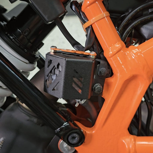 PROTECTOR DE BOMBA O DEPOSITO DE LIQUIDO DE FRENO TRASERO EN ACERO KTM DUKE 200/250/390 NG - KTM DUKE 200/390 G1