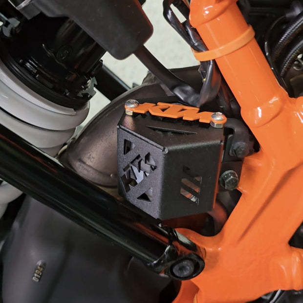 PROTECTOR DE BOMBA O DEPOSITO DE LIQUIDO DE FRENO TRASERO EN ACERO KTM DUKE 200/250/390 NG - KTM DUKE 200/390 G1