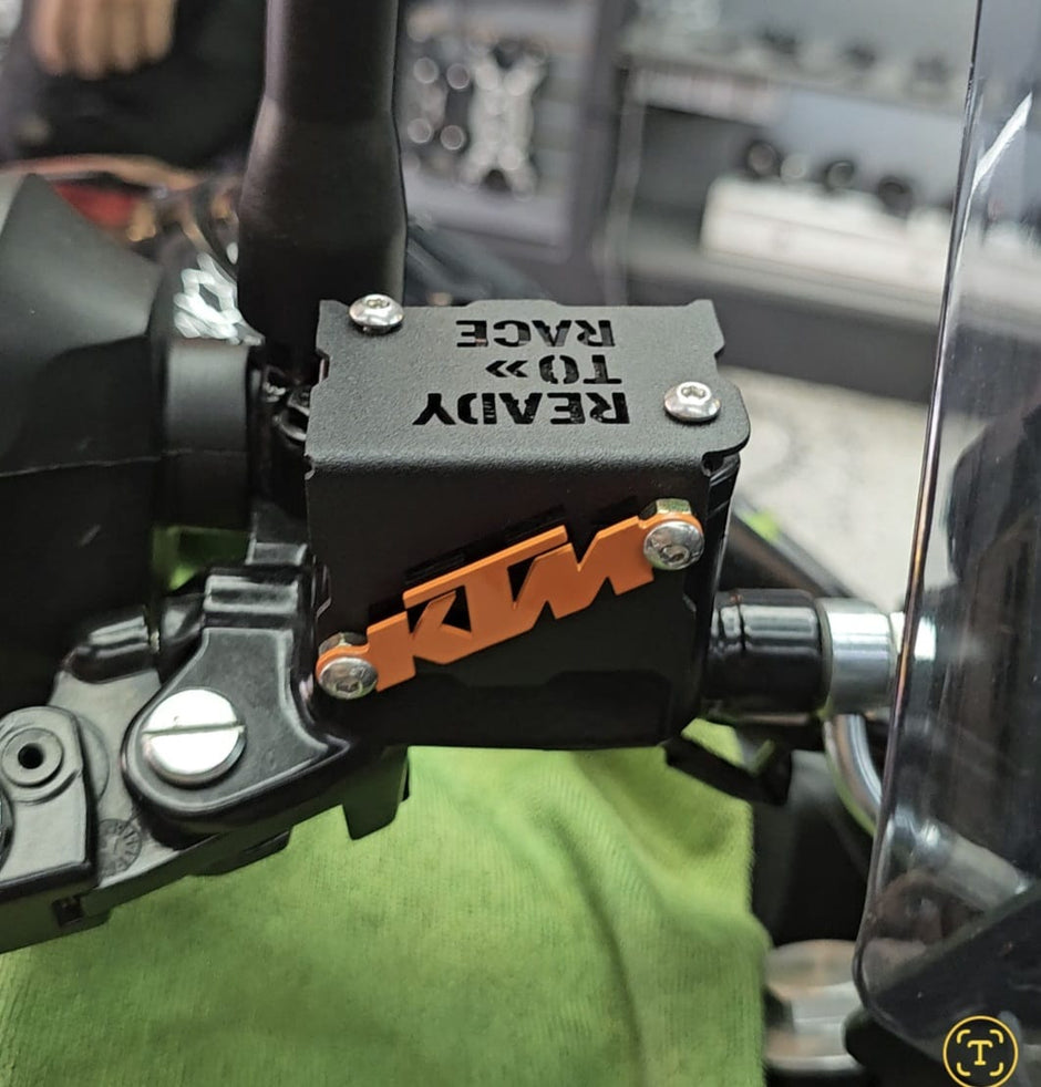 PROTECTOR DE BOMBA O DEPOSITO DE LIQUIDO DE FRENO DELANTERO EN ACERO KTM DUKE 200/390 G1 - KTM DUKE 200/250/390 NG - KTM DUKE 200/250/390 G3