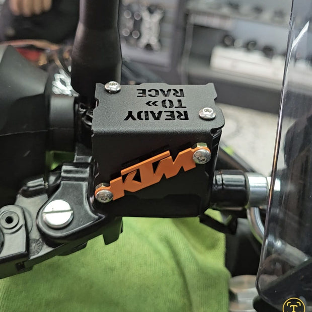 PROTECTOR DE BOMBA O DEPOSITO DE LIQUIDO DE FRENO DELANTERO EN ACERO KTM DUKE 200/390 G1 - KTM DUKE 200/250/390 NG - KTM DUKE 200/250/390 G3