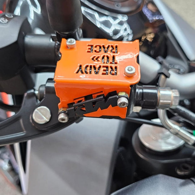 PROTECTOR DE BOMBA O DEPOSITO DE LIQUIDO DE FRENO DELANTERO EN ACERO KTM DUKE 200/390 G1 - KTM DUKE 200/250/390 NG - KTM DUKE 200/250/390 G3