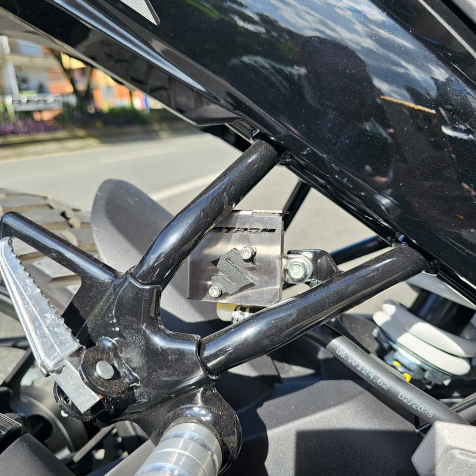 PROTECTOR DE BOMBA O DEPOSITO DE LIQUIDO DE FRENO TRASERO EN ACERO SUZUKI VSTROM 250 SX