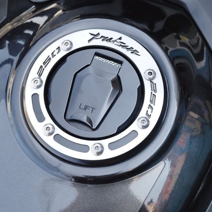 PROTECTOR DE TAPA TANQUE O ARO DE GASOLINA EN ACERO BAJAJ PULSAR N160/250