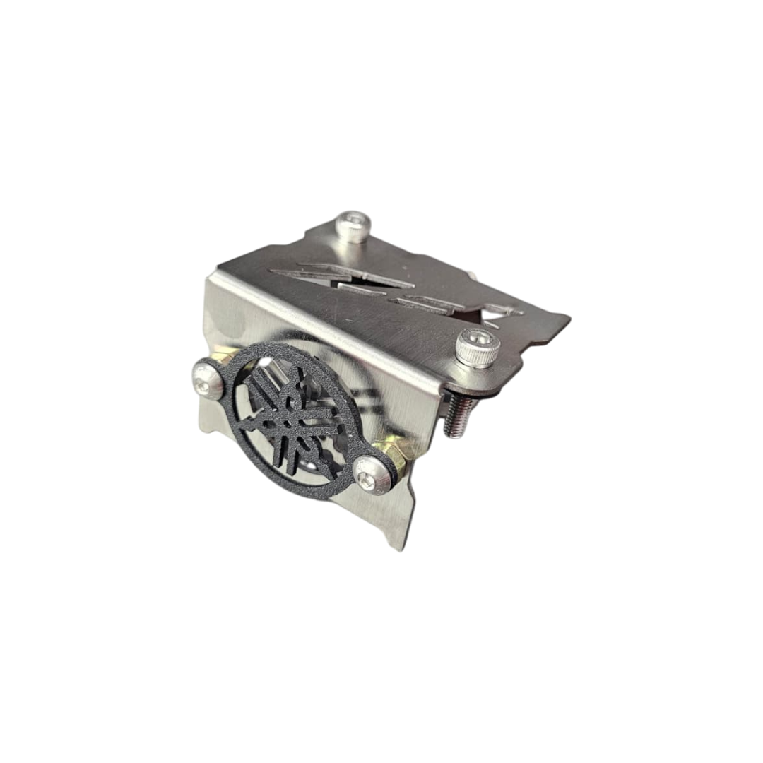 PROTECTOR DE BOMBA O DEPOSITO DE LIQUIDO DE FRENO DELANTERO EN ACERO YAMAHA FZ 3.0 2026 - FZ25 ABS (TORNILLOS CRUZADOS)