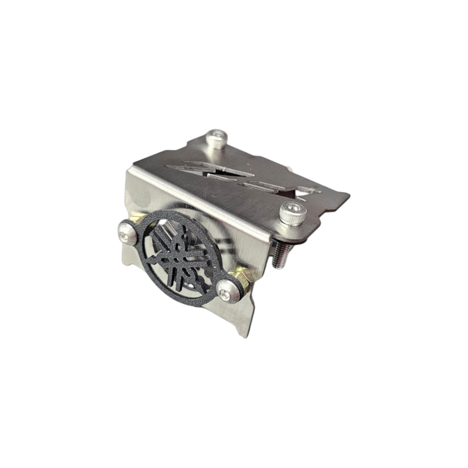 PROTECTOR DE BOMBA O DEPOSITO DE LIQUIDO DE FRENO DELANTERO EN ACERO YAMAHA FZ 3.0 2026 - FZ25 ABS (TORNILLOS CRUZADOS)