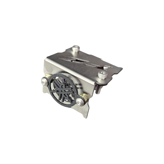 PROTECTOR DE BOMBA O DEPOSITO DE LIQUIDO DE FRENO DELANTERO EN ACERO YAMAHA FZ 3.0 2026 - FZ25 ABS (TORNILLOS CRUZADOS)