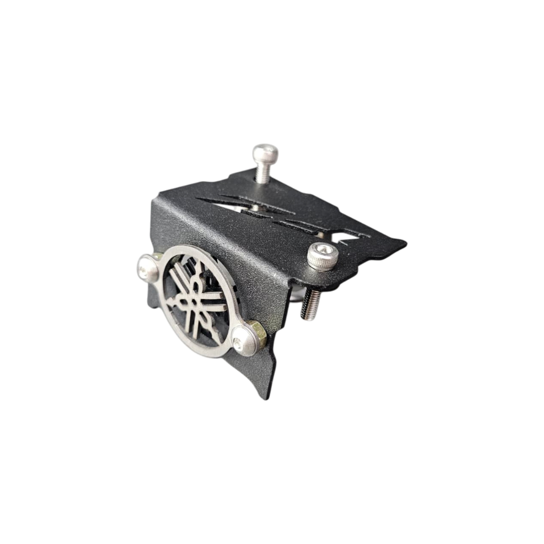 PROTECTOR DE BOMBA O DEPOSITO DE LIQUIDO DE FRENO DELANTERO EN ACERO YAMAHA FZ 3.0 2026 - FZ25 ABS (TORNILLOS CRUZADOS)