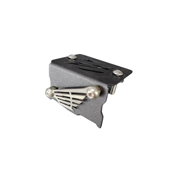 PROTECTOR DE BOMBA O DEPOSITO DE LIQUIDO DE FRENO DELANTERO EN ACERO HONDA XR150 ABS 2.0 - XR190L ABS 2.0 - XR 300 TORNADO