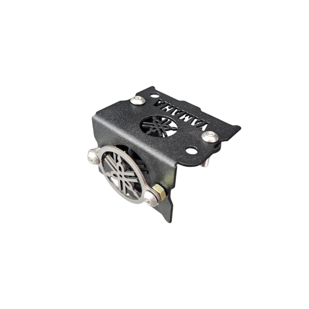 PROTECTOR DE BOMBA O DEPOSITO DE LIQUIDO DE FRENO DELANTERO EN ACERO YAMAHA FZ25 2017/2020 - FZ 2.0 - FZ 3.0 2023/2025 (TORNILLOS RECTOS)