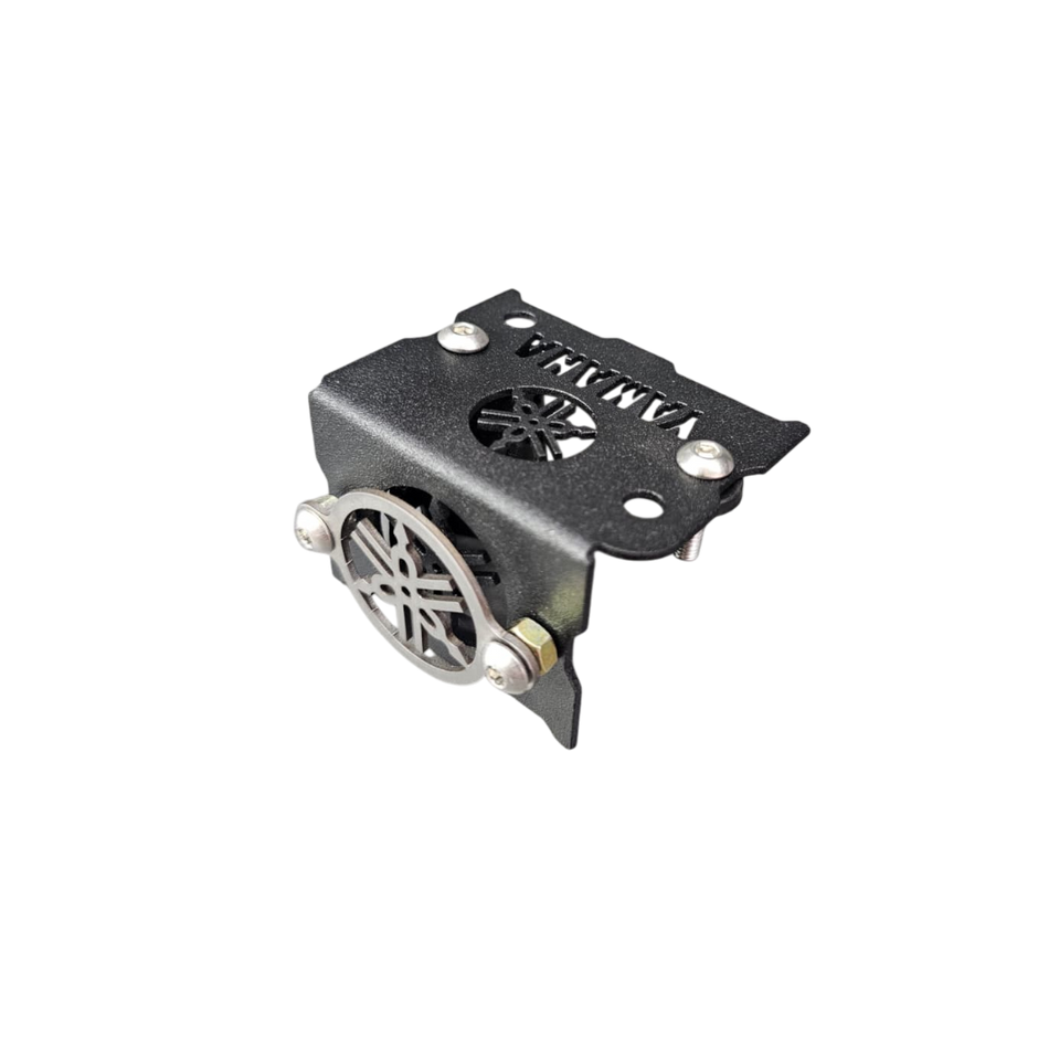 PROTECTOR DE BOMBA O DEPOSITO DE LIQUIDO DE FRENO DELANTERO EN ACERO YAMAHA FZ25 2017/2020 - FZ 2.0 - FZ 3.0 2023/2025 (TORNILLOS RECTOS)