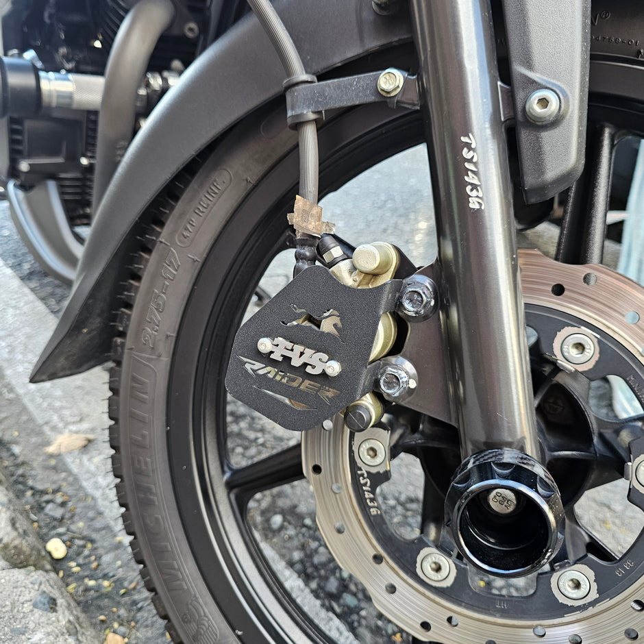 PROTECTOR DE CALIPER EN ACERO TVS RAIDER
