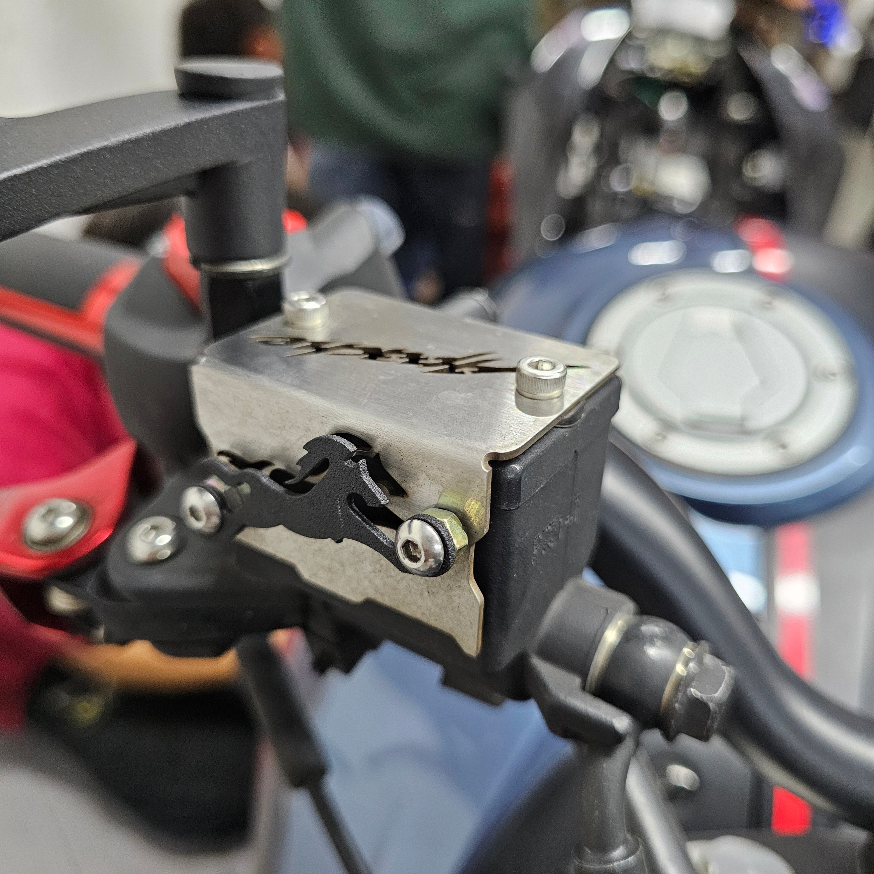 PROTECTOR DE BOMBA O DEPOSITO DE LIQUIDO DE FRENO DELANTERO EN ACERO TVS APACHE 160/180 2V - TVS APACHE 160/200 4V