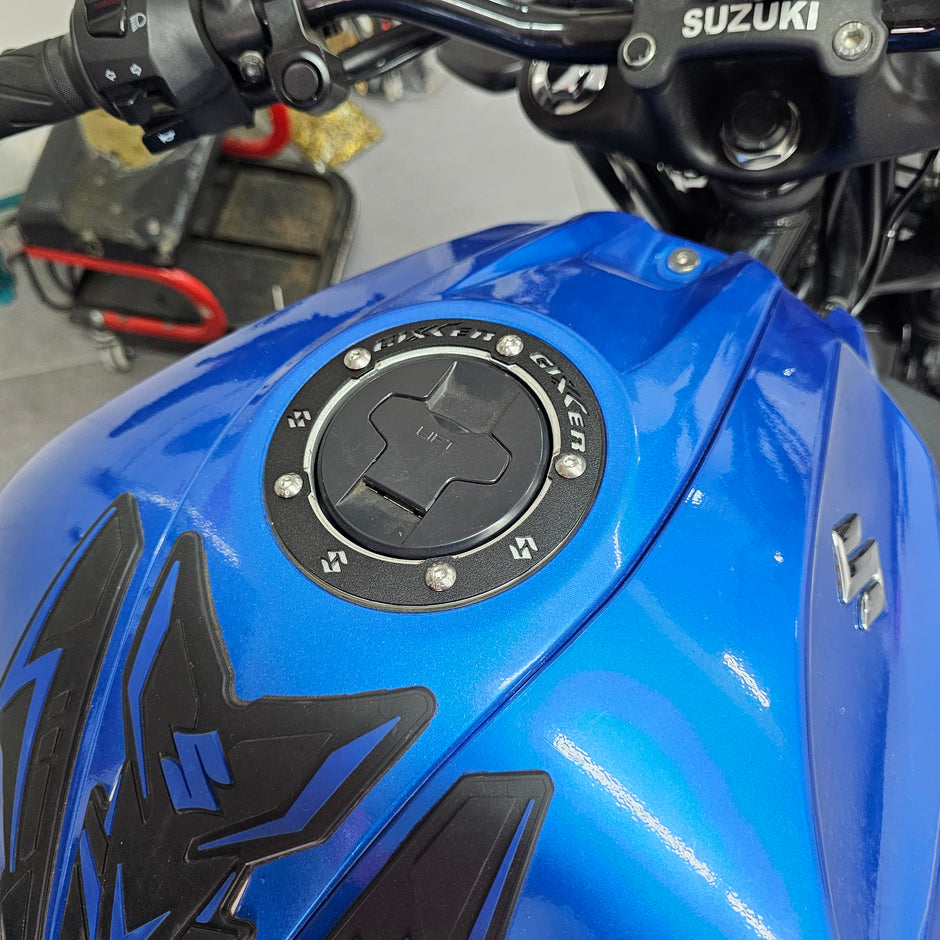 PROTECTOR DE TAPA TANQUE O ARO DE GASOLINA EN ACERO SUZUKI GIXXER 150 FI- GIXXER 150 SF - GIXXER 250 FI - GIXXER 250 SF