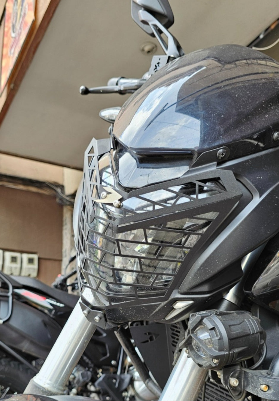 PROTECTOR DE FAROLA EN ACERO BAJAJ DOMINAR 250 - 400 UG