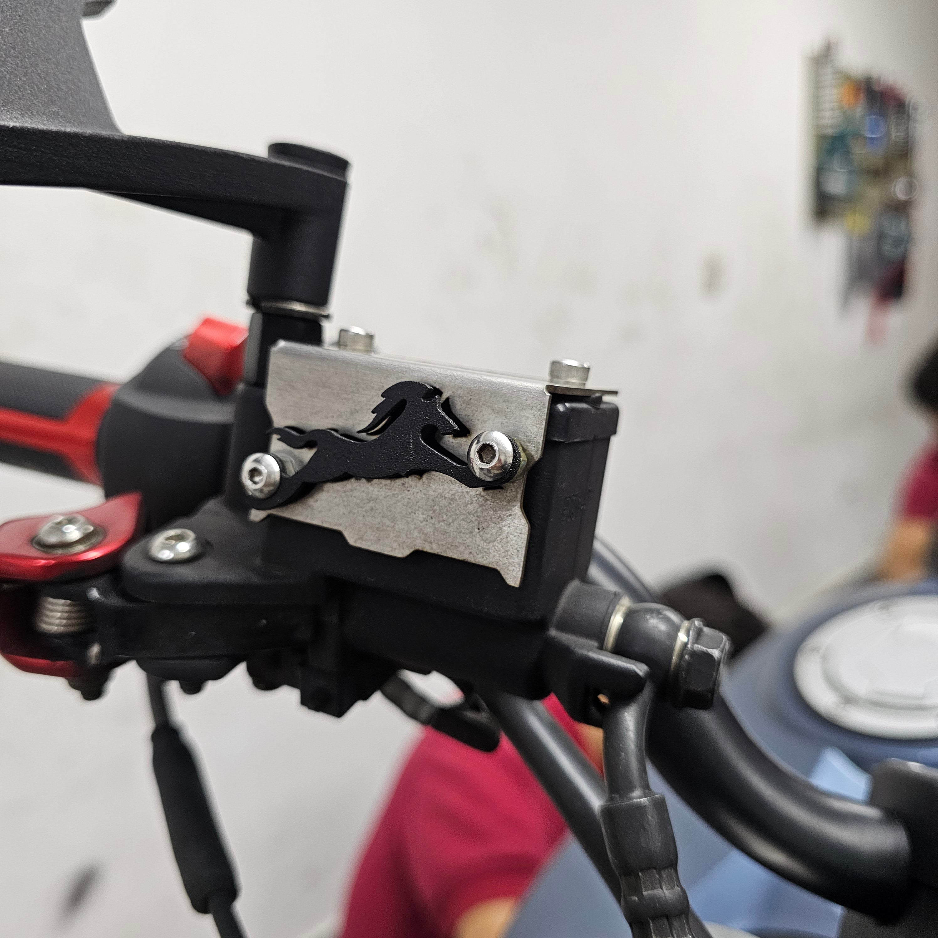 PROTECTOR DE BOMBA O DEPOSITO DE LIQUIDO DE FRENO DELANTERO EN ACERO TVS APACHE 160/180 2V - TVS APACHE 160/200 4V