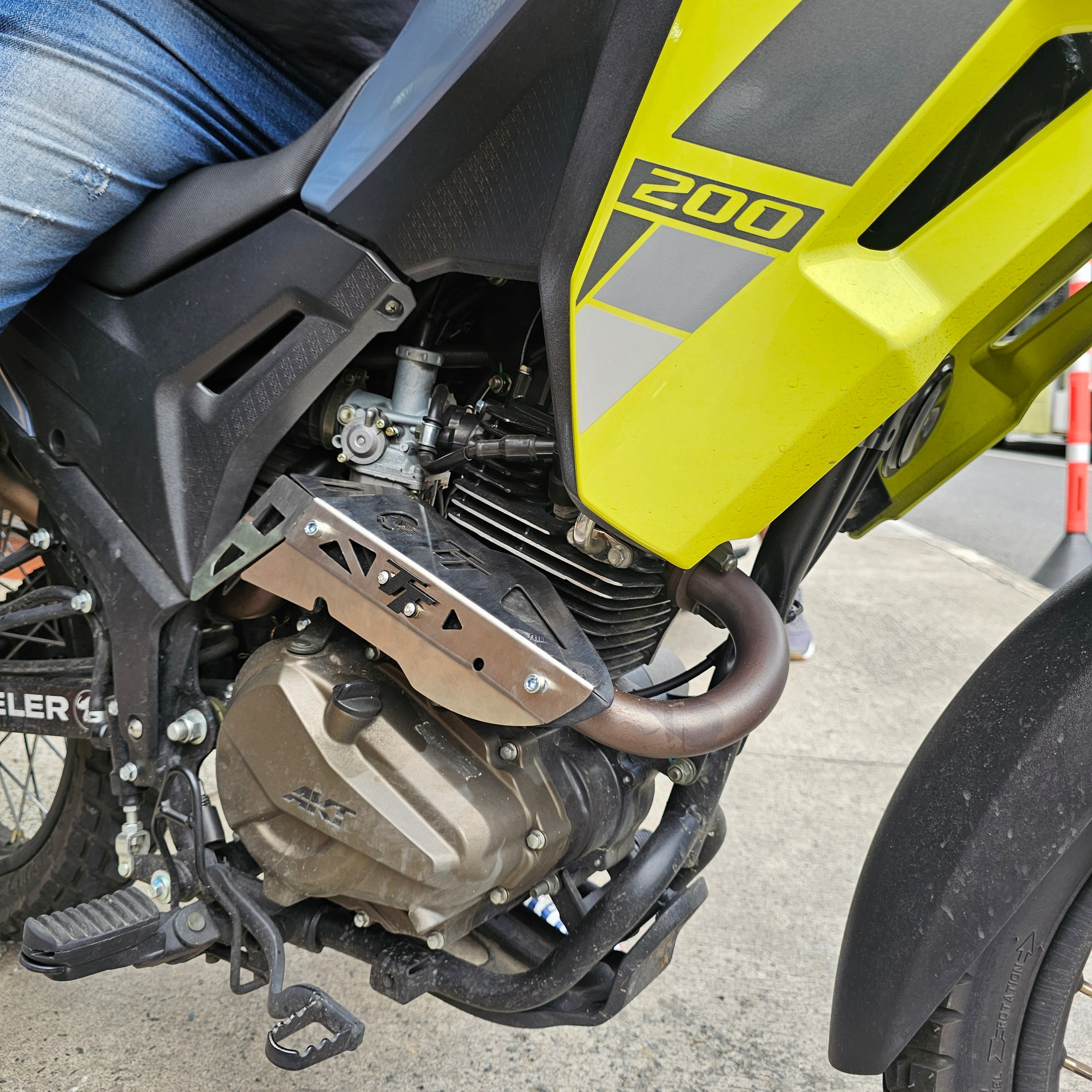 LAMINA CURVA DE EXOSTO EN ACERO AKT TTR 2014/2024 - TTR 2025 - TTDS - TT 200 2026