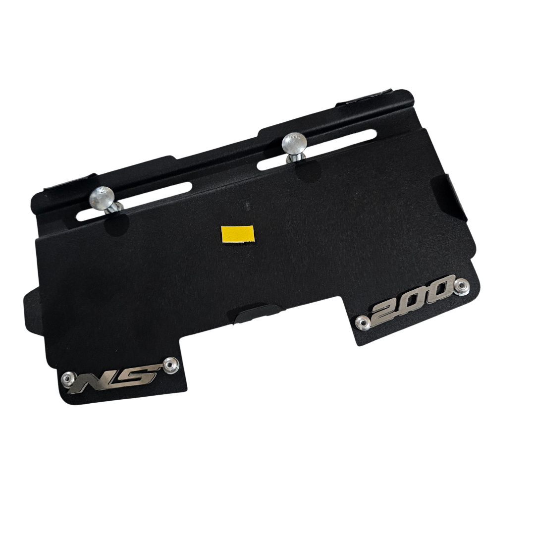 PORTA PLACA EN ACERO BAJAJ PULSAR NS 200 (CON ESPACIO PARA ROBALUZ) SIN PERFORAR