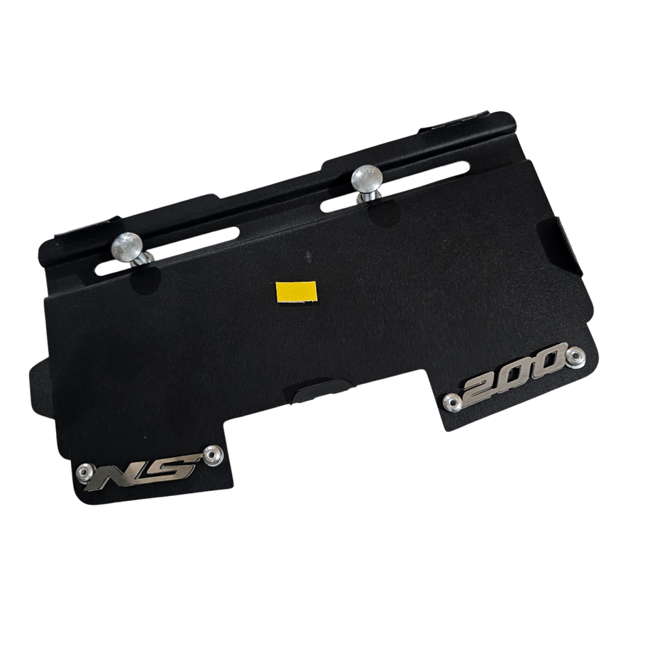 PORTA PLACA EN ACERO BAJAJ PULSAR NS 200 (CON ESPACIO PARA ROBALUZ) SIN PERFORAR