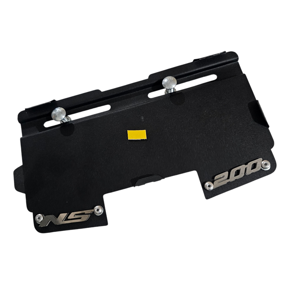 PORTA PLACA EN ACERO BAJAJ PULSAR NS 200 (CON ESPACIO PARA ROBALUZ) SIN PERFORAR