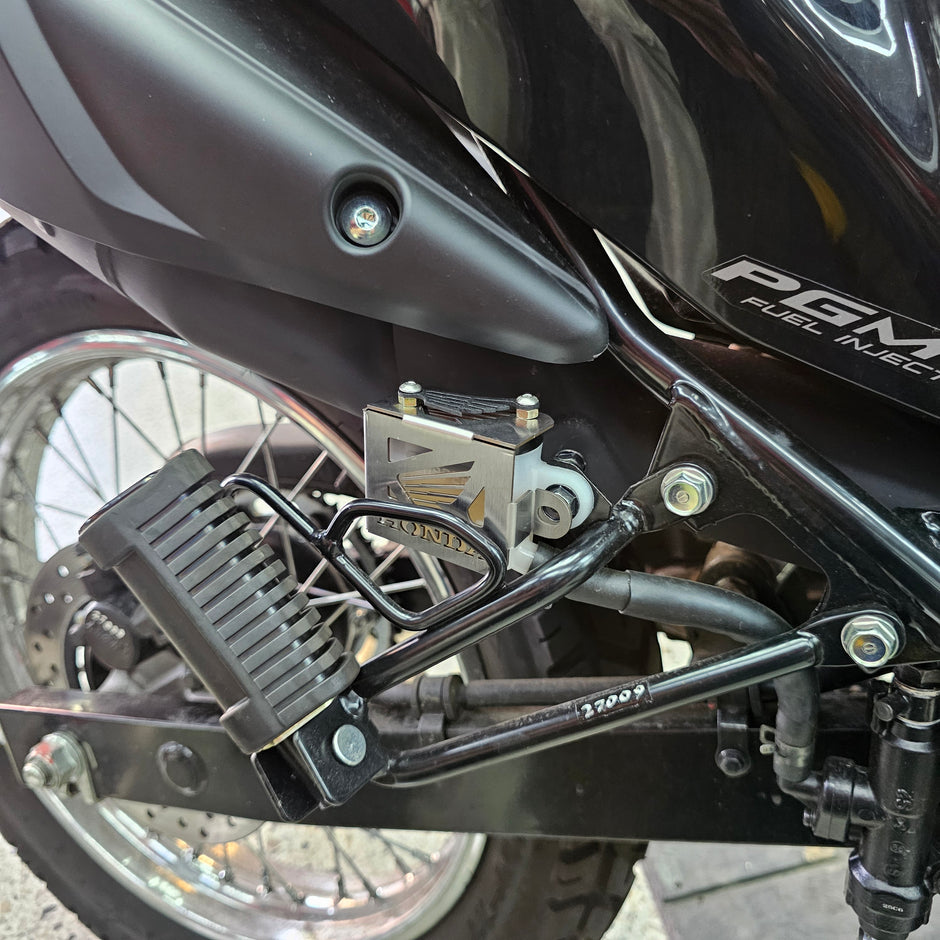 PROTECTOR DE BOMBA O DEPOSITO DE LIQUIDO DE FRENO TRASERO EN ACERO HONDA XR 190L ABS 2.0 - HONDA XRE 190 - HONDA CB190R 2.0 2025 - HONDA CB300F