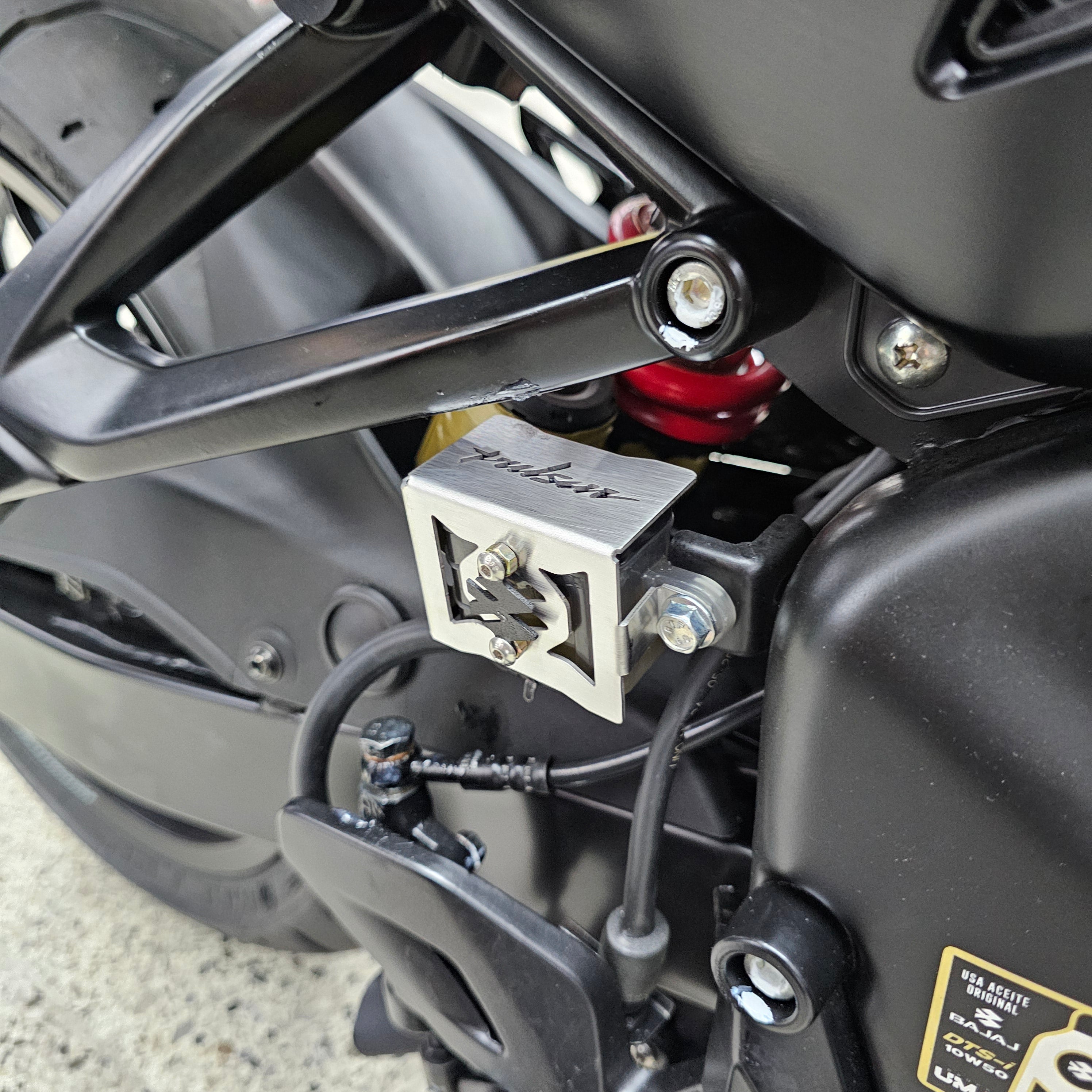 PROTECTOR DE BOMBA O DEPOSITO DE LIQUIDO DE FRENO TRASERO EN ACERO BAJAJ PULSAR N160/250 - PULSAR NS400Z