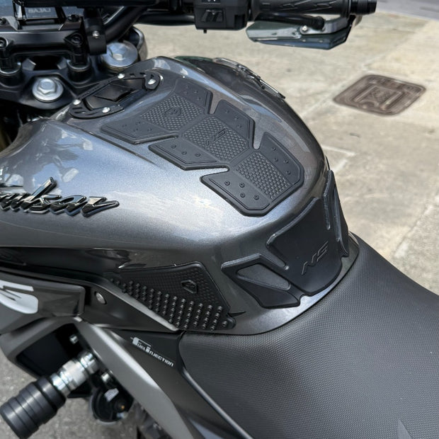 STOMPGRIPS - PROTECTORES DE TANQUE SPECIAL EDITION BAJAJ PULSAR NS400Z - PULSAR NS 200 - 160 - 150 - 125 UG