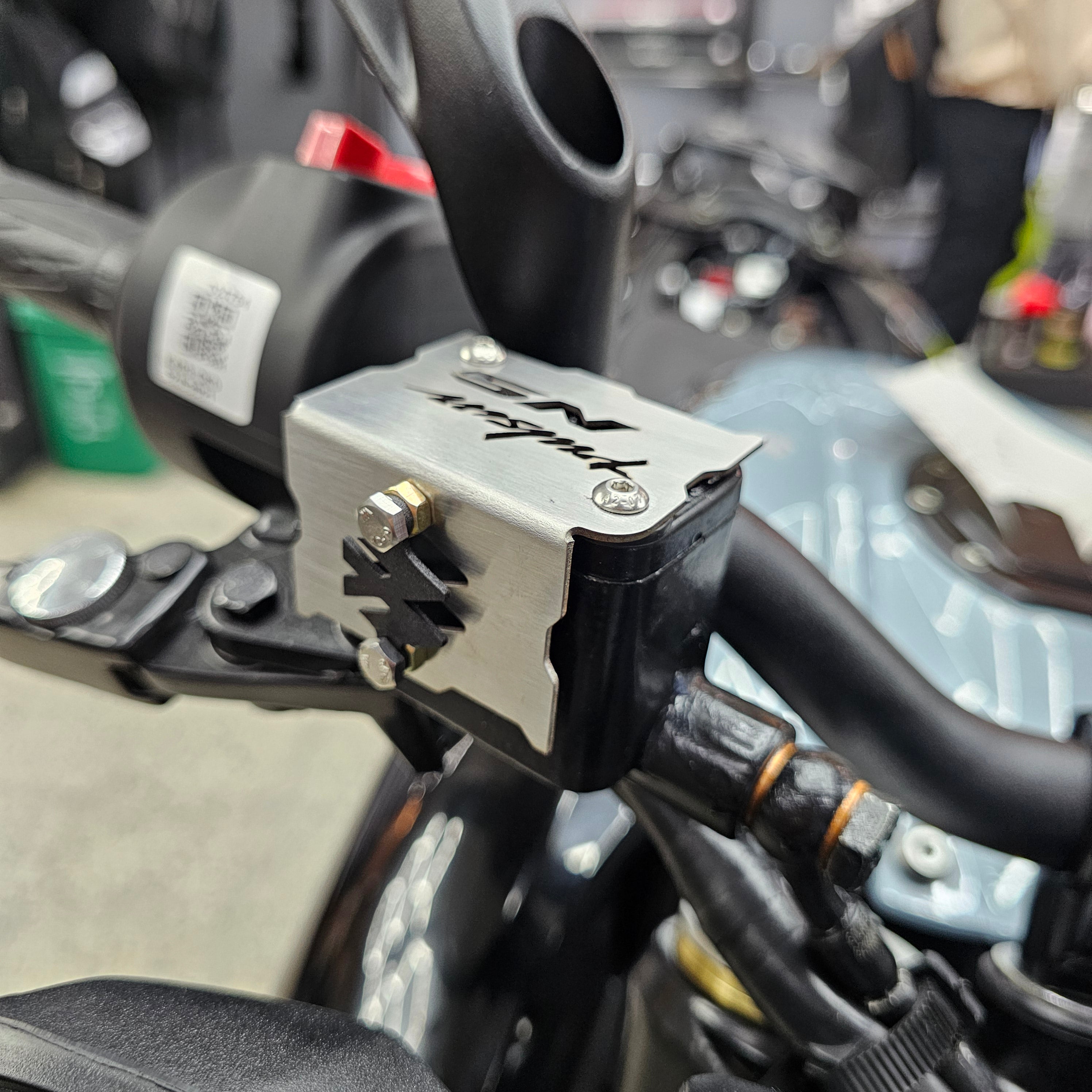 PROTECTOR DE BOMBA O DEPOSITO DE LIQUIDO DE FRENO DELANTERO EN ACERO BAJAJ PULSAR NS400Z - PULSAR NS 200 - 160