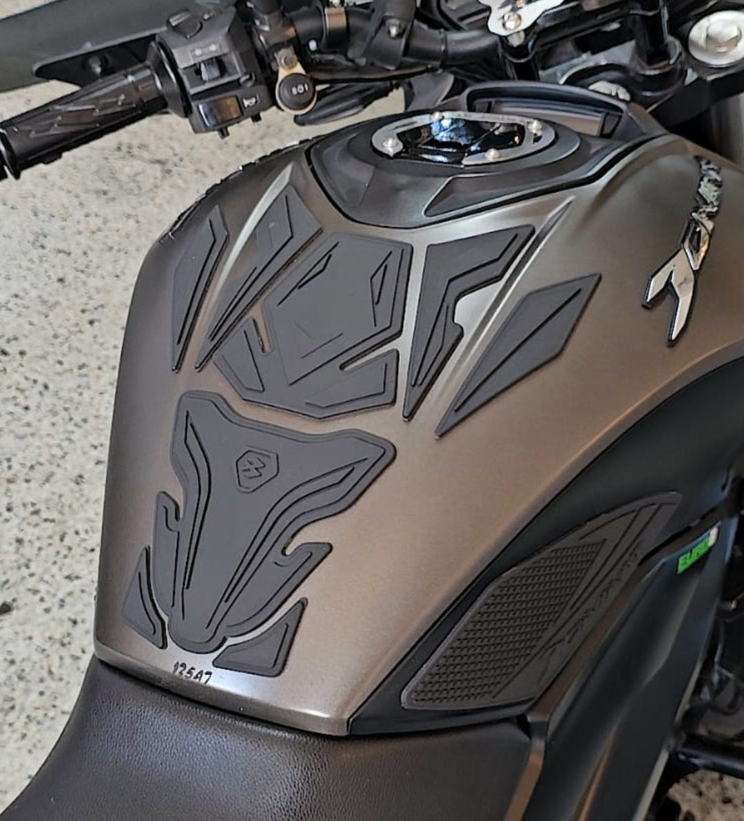 STOMPGRIPS - PROTECTORES DE TANQUE SPECIAL EDITION BAJAJ DOMINAR 250 - 400 UG