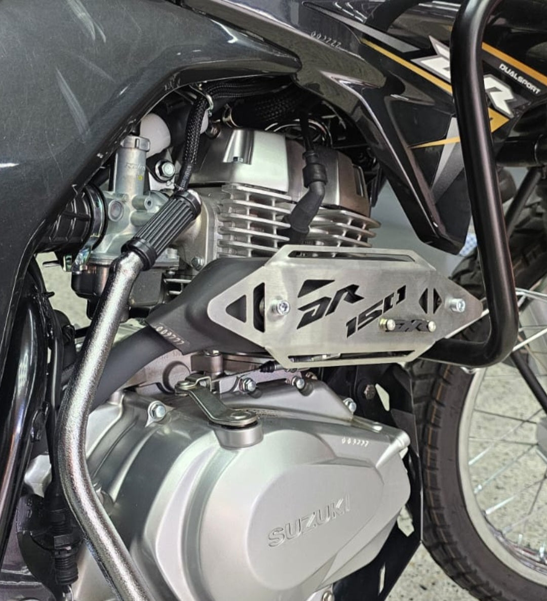 LAMINA CURVA DE EXOSTO EN ACERO SUZUKI DR 150