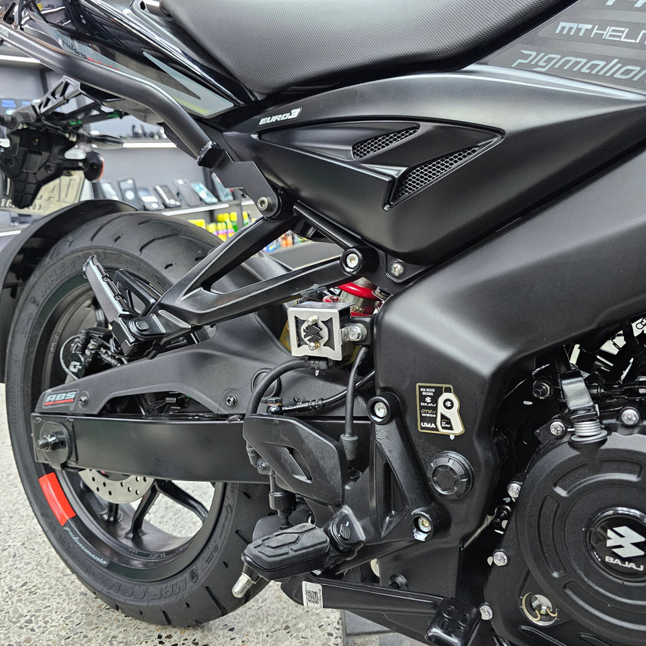 PROTECTOR DE BOMBA O DEPOSITO DE LIQUIDO DE FRENO TRASERO EN ACERO BAJAJ PULSAR N160/250 - PULSAR NS400Z