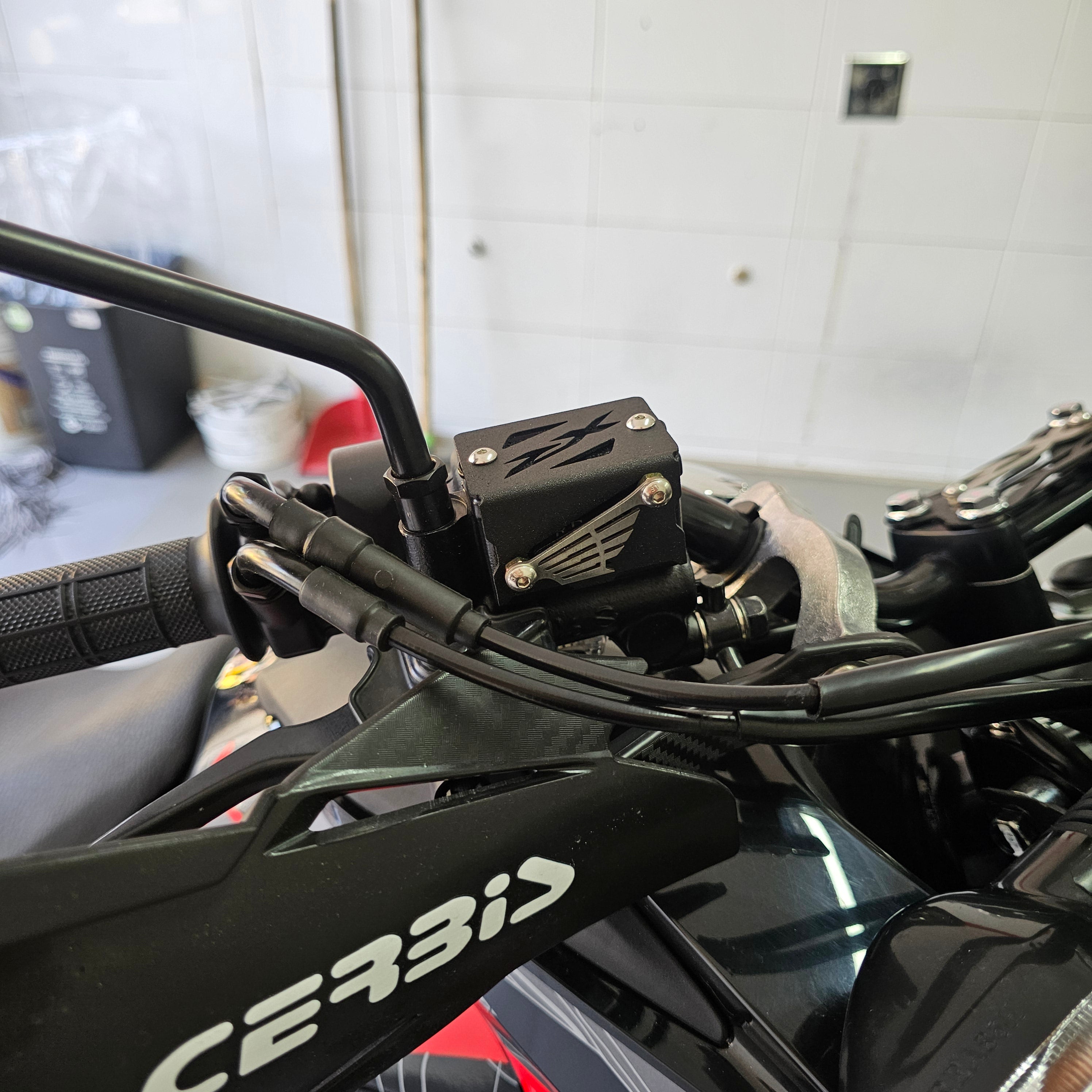 PROTECTOR DE BOMBA O DEPOSITO DE LIQUIDO DE FRENO DELANTERO EN ACERO HONDA XRE 190 - XRE 300 / ABS