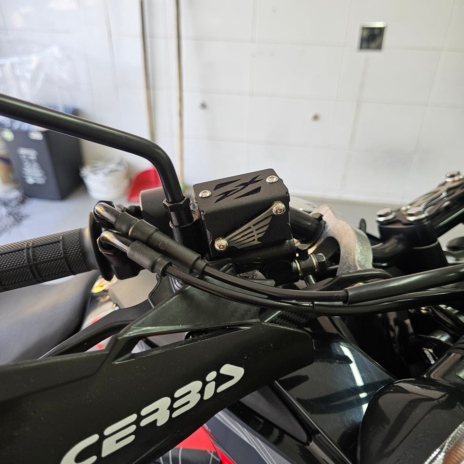 PROTECTOR DE BOMBA O DEPOSITO DE LIQUIDO DE FRENO DELANTERO EN ACERO HONDA XRE 190 - XRE 300 / ABS