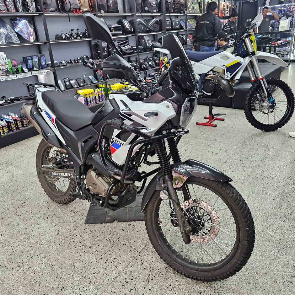 BARRA DE PROTECCIÓN CON SLIDERS FP ADAPTADA A AKT TT 200 2026