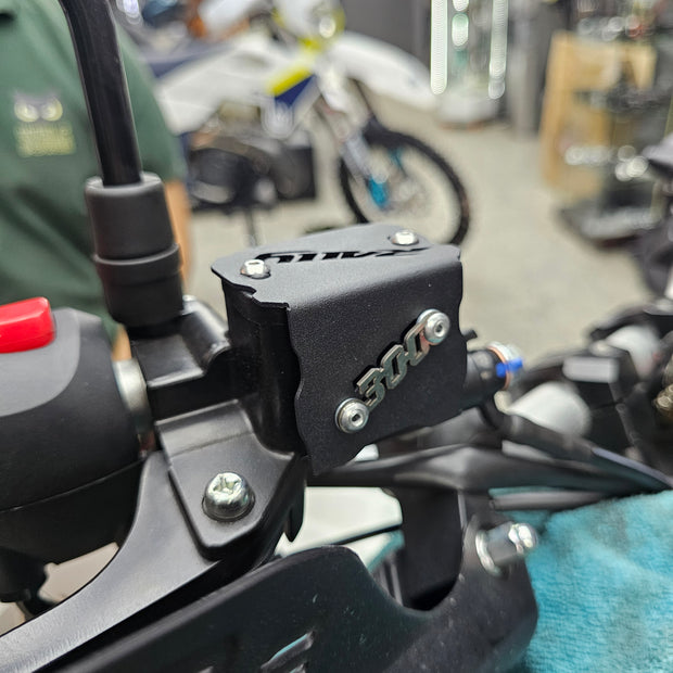 PROTECTOR DE BOMBA O DEPOSITO DE LIQUIDO DE FRENO DELANTERO EN ACERO VOGE 300 RALLY