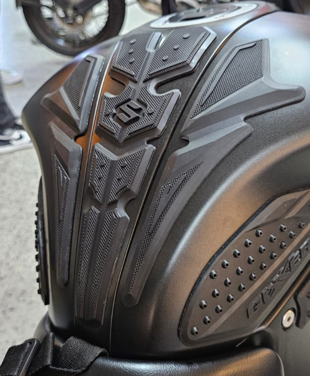 STOMPGRIPS - PROTECTORES DE TANQUE 3D SUZUKI GIXXER 150 FI - GIXXER 250 FI - GIXXER 150 SF - GIXXER 250 SF (CENTRAL)