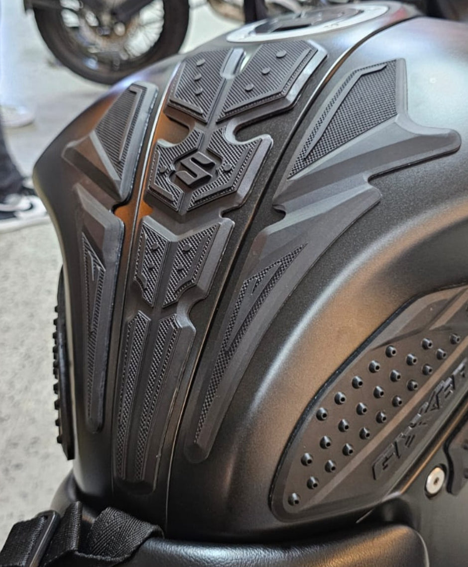 STOMPGRIPS - PROTECTORES DE TANQUE 3D SUZUKI GIXXER 150 FI - GIXXER 250 FI - GIXXER 150 SF - GIXXER 250 SF (CENTRAL)