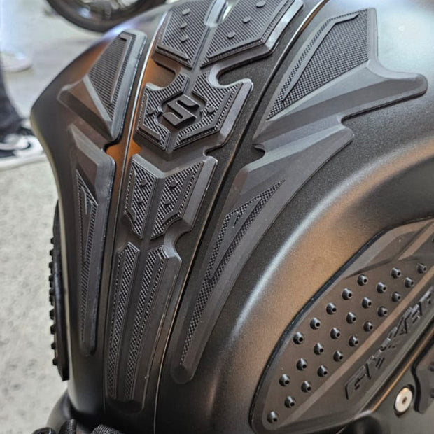 STOMPGRIPS - PROTECTORES DE TANQUE 3D SUZUKI GIXXER 150 FI - GIXXER 250 FI - GIXXER 150 SF - GIXXER 250 SF (CENTRAL)