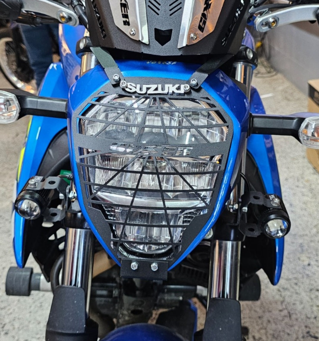PROTECTOR DE FAROLA EN ACERO SUZUKI GIXXER 150 FI - GIXXER 250 FI